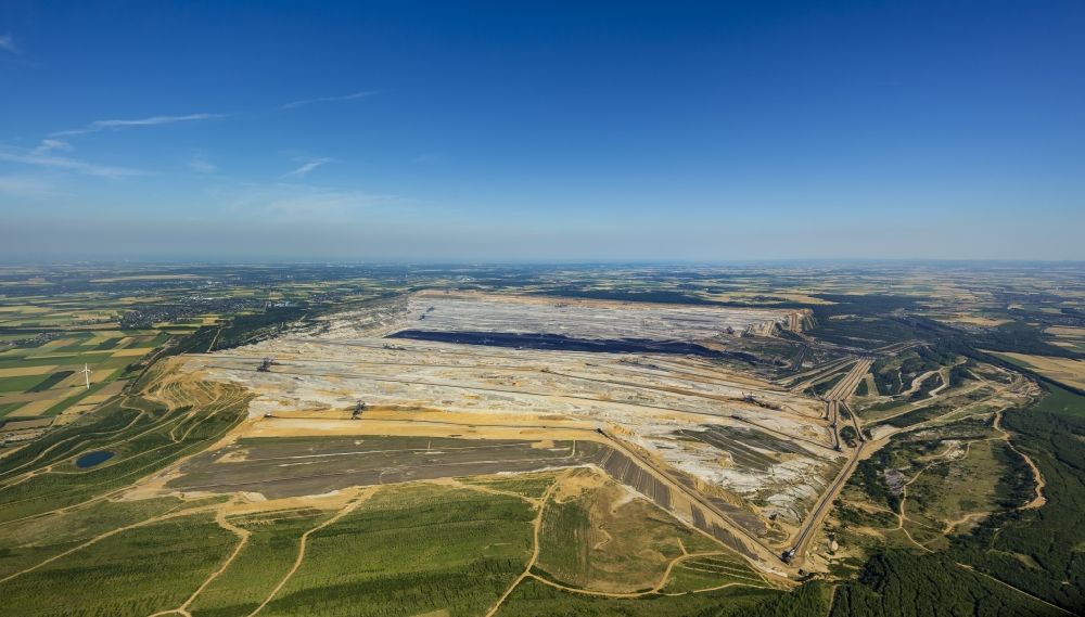 Luftaufnahme Hambach - Braunkohletagebau Hambach der RWE Power AG im Bundesland Nordrhein-Westfalen