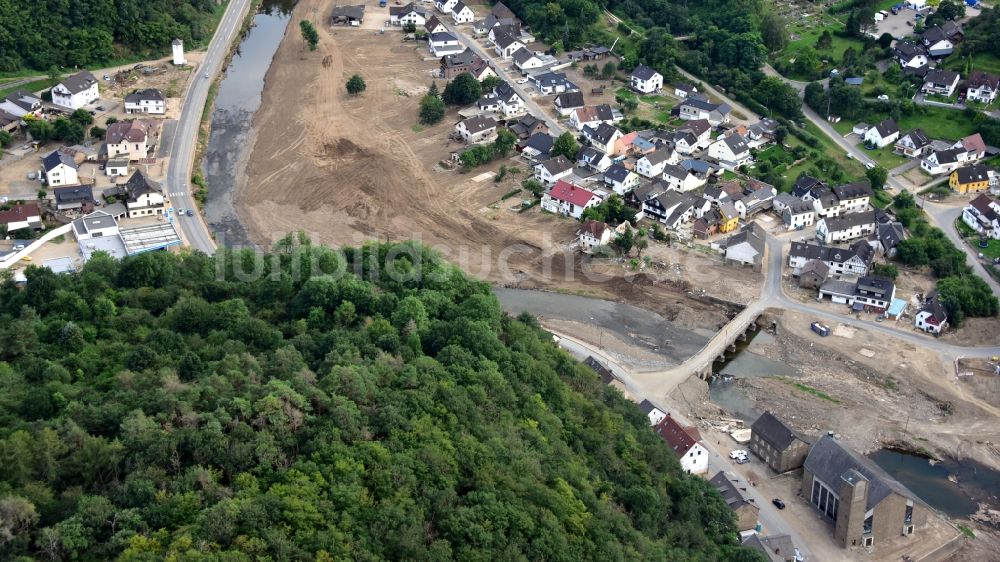 Ahrbrück von oben - Brück (Ahr) nach der Hochwasserkatastrophe im Ahrtal diesen Jahres im Bundesland Rheinland-Pfalz, Deutschland