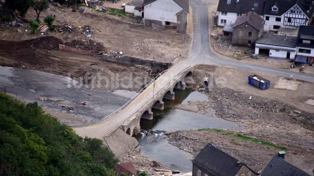 Ahrbrück von oben - Brück (Ahr) nach der Hochwasserkatastrophe im Ahrtal diesen Jahres im Bundesland Rheinland-Pfalz, Deutschland