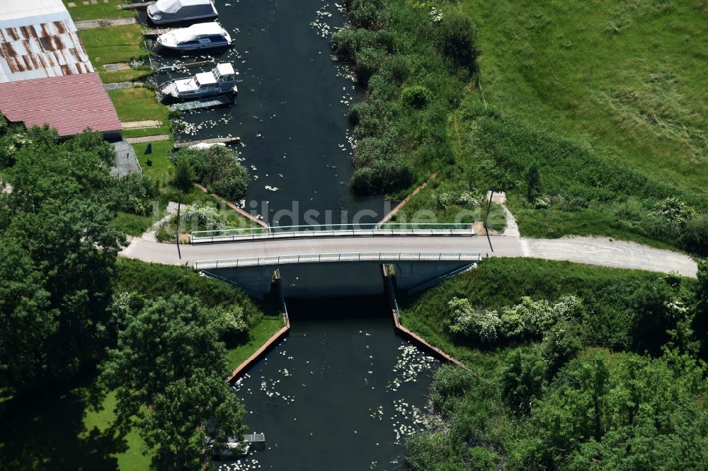 Luftbild Genthin - Brücke über den Altenplathower Altkanal im Stadtteil Altenplathow im Nordwesten von Genthin im Bundesland Sachsen-Anhalt