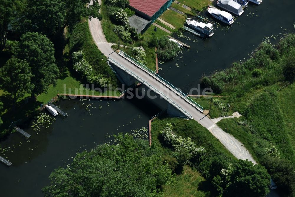 Luftaufnahme Genthin - Brücke über den Altenplathower Altkanal im Stadtteil Altenplathow im Nordwesten von Genthin im Bundesland Sachsen-Anhalt
