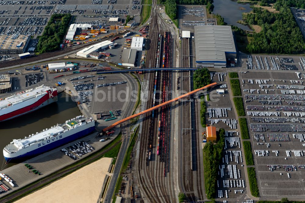 Bremerhaven von oben - Brücke über die Eisenbahngleise am Erzhafen in Bremerhaven im Bundesland Bremen, Deutschland