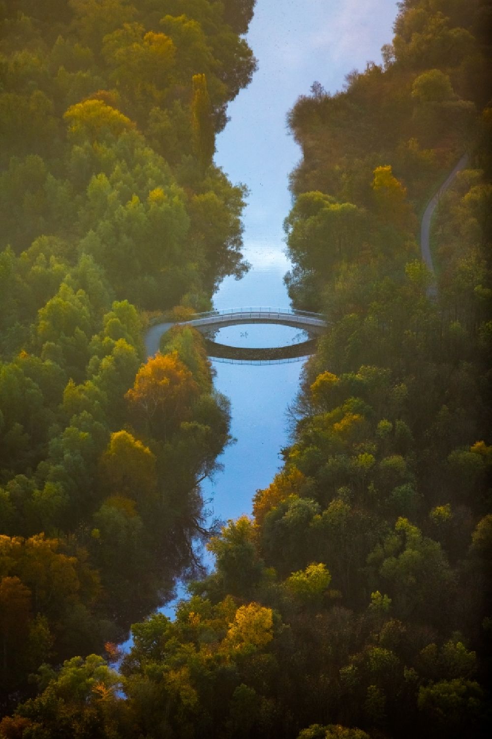 Luftbild Essen - Brücke über den Ruhr- Altarm im Naturschutzgebiet Ruhrauen in Essen im Bundesland Nordrhein-Westfalen