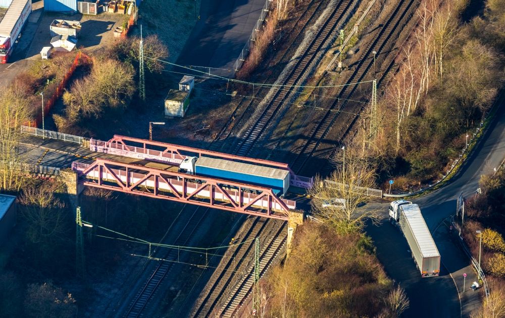 Luftbild Wetter (Ruhr) - Brücke Auf der Bleiche über der Bahnstrecke in Wetter im Bundesland Nordrhein-Westfalen, Deutschland