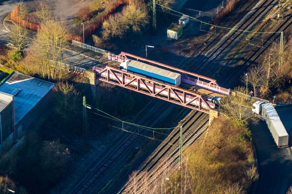 Luftaufnahme Wetter (Ruhr) - Brücke Auf der Bleiche über der Bahnstrecke in Wetter im Bundesland Nordrhein-Westfalen, Deutschland
