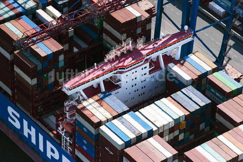 Luftbild Hamburg - Brücke eines Containerschiff im Hafen in Hamburg, Deutschland