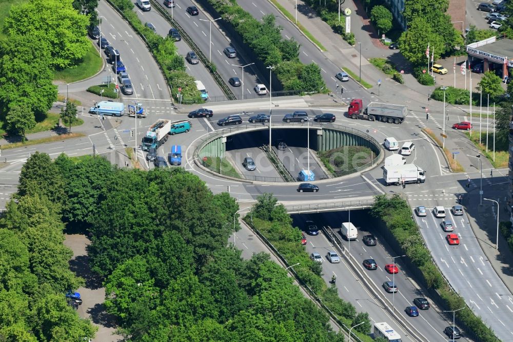 Luftaufnahme Kiel - Brücke am Kreisverkehr - Straßenverlauf der Hamburger Chaussee - Theodor-Heuss-Ring in Kiel im Bundesland Schleswig-Holstein, Deutschland