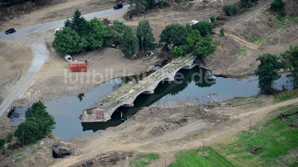 Luftaufnahme Ahrbrück - Brücke südlich von Brück (Ahr) nach der Hochwasserkatastrophe im Ahrtal diesen Jahres im Bundesland Rheinland-Pfalz, Deutschland