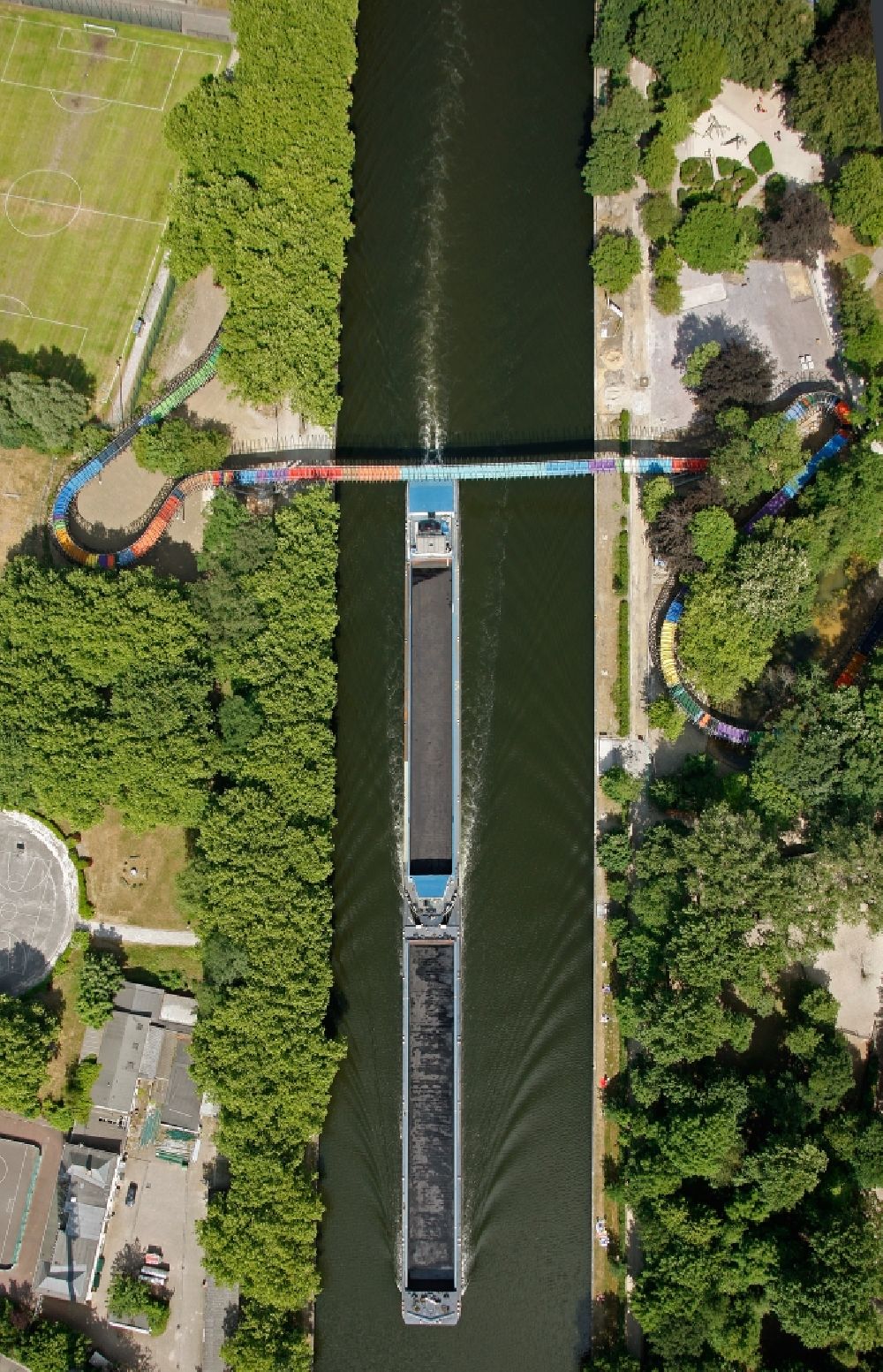 Oberhausen aus der Vogelperspektive: Brücke Slinky Springs to Fame mit Schiff in Oberhausen im Bundesland Nordrhein-Westfalen