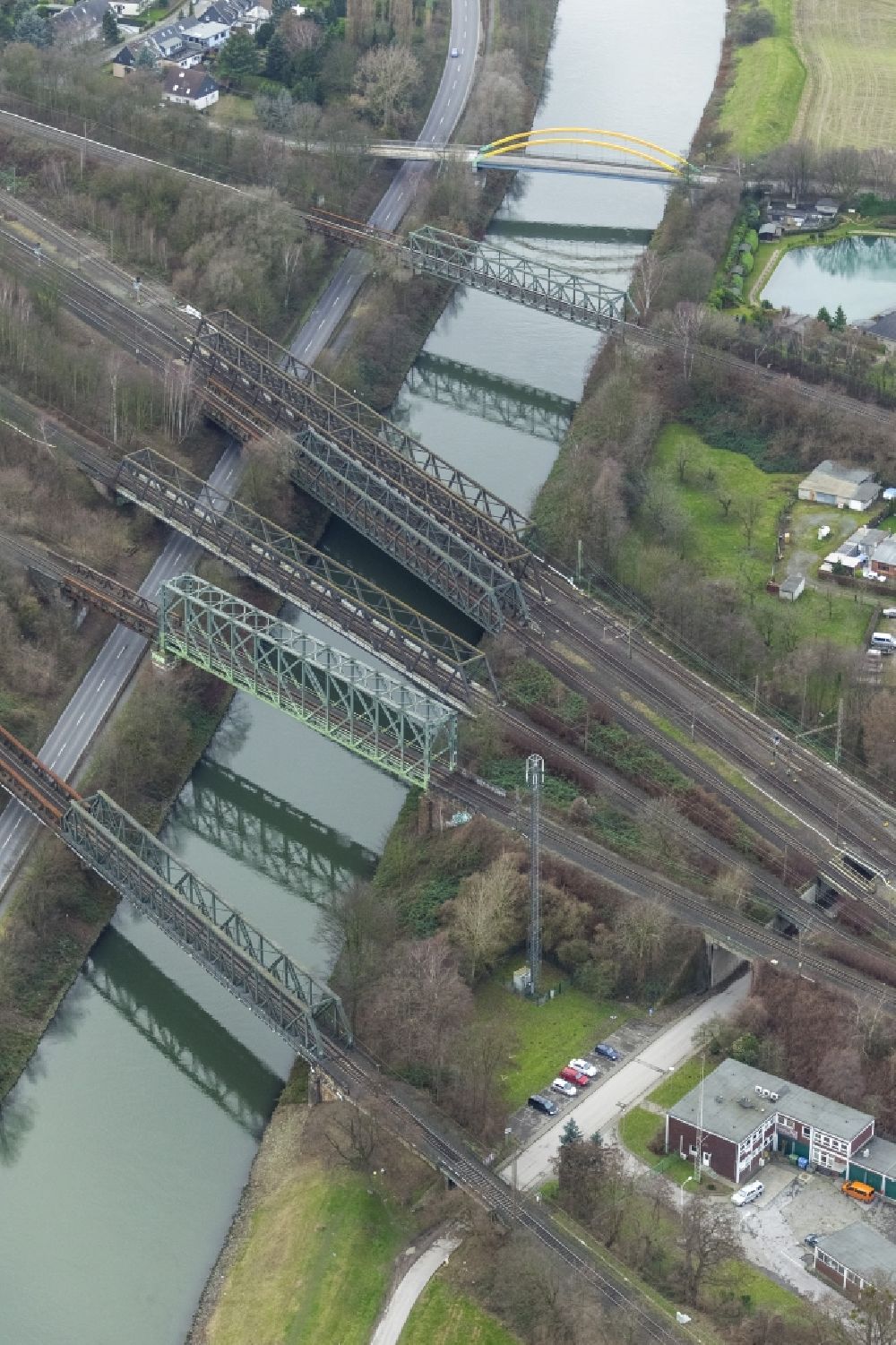Duisburg von oben - Brücken über dem Schifffahrtskanal an der Stadtgrenze von Duisburg zu Mühlheim im Bundesland Nordrhein-Westfalen