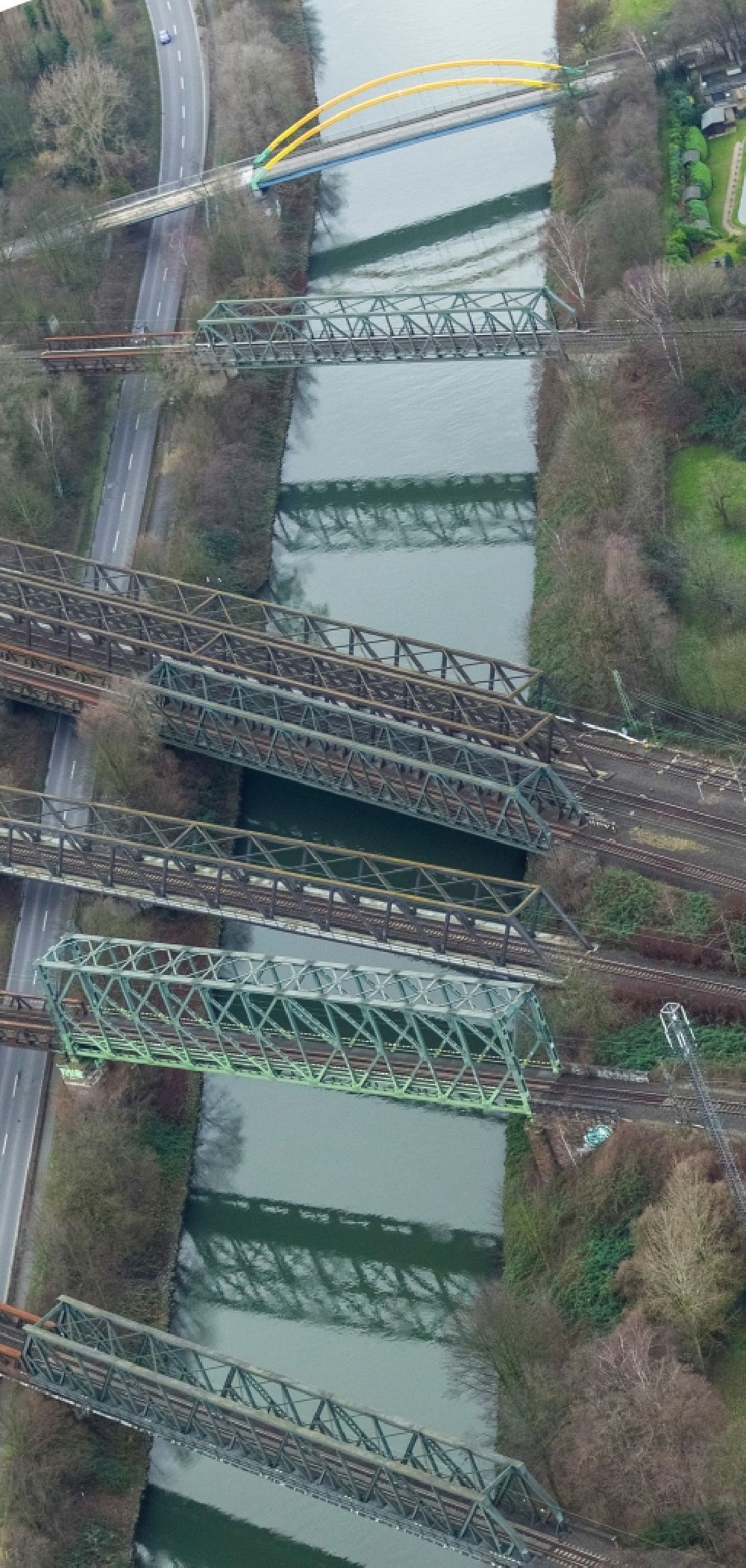 Duisburg aus der Vogelperspektive: Brücken über dem Schifffahrtskanal an der Stadtgrenze von Duisburg zu Mühlheim im Bundesland Nordrhein-Westfalen