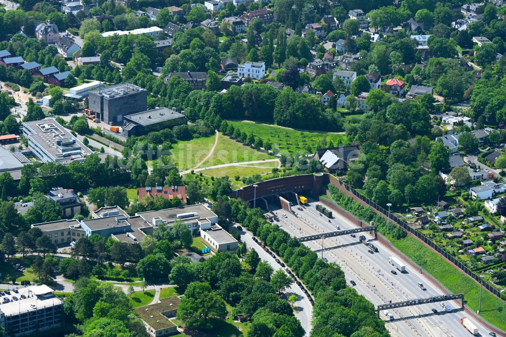 Luftaufnahme Hamburg - Brückenbauwerk als Grünbrücke und Parkanlage und Übertunnelung über Elbtunnel Einfahrt Autobahn BAB A7 in Hamburg, Deutschland