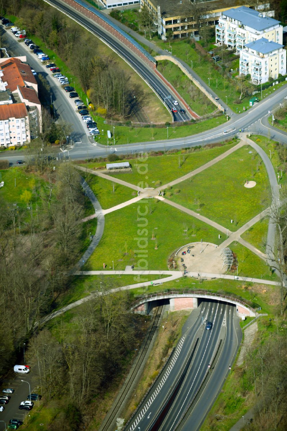 Luftaufnahme Aschaffenburg - Brückenbauwerk als Grünbrücke und Parkanlage und Übertunnelung über den Südring im Ortsteil Innenstadt in Aschaffenburg im Bundesland Bayern, Deutschland