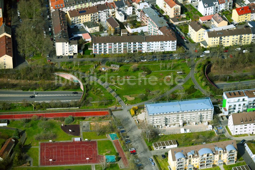 Luftaufnahme Aschaffenburg - Brückenbauwerk als Grünbrücke und Parkanlage und Übertunnelung über den Südring im Ortsteil Innenstadt in Aschaffenburg im Bundesland Bayern, Deutschland