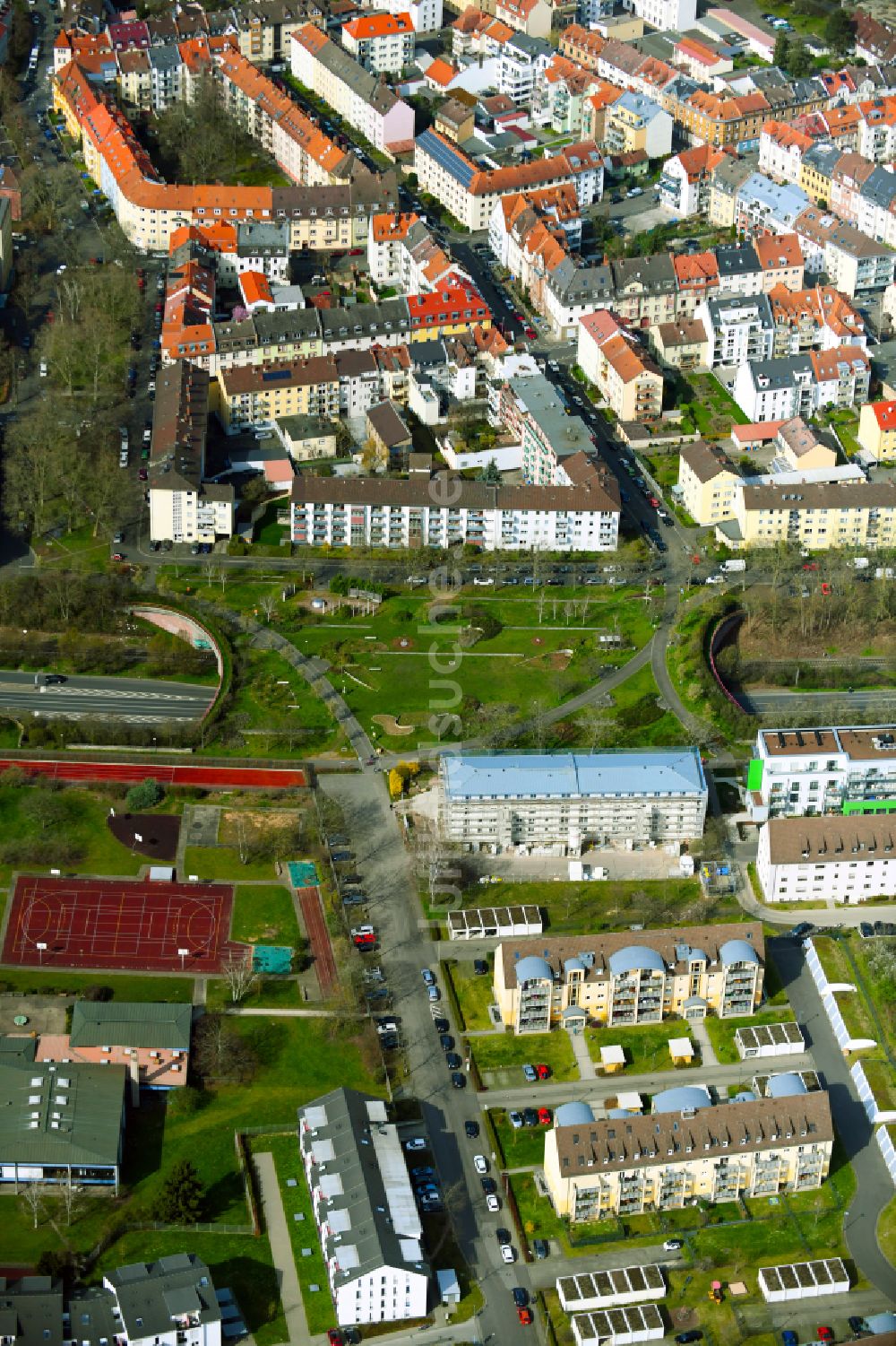 Luftbild Aschaffenburg - Brückenbauwerk als Grünbrücke und Parkanlage und Übertunnelung über den Südring im Ortsteil Innenstadt in Aschaffenburg im Bundesland Bayern, Deutschland