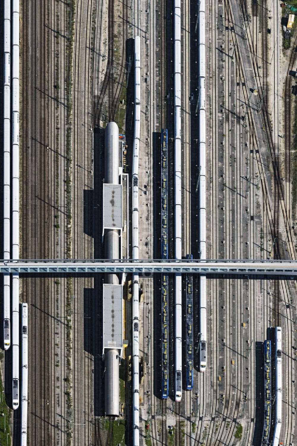 Luftbild München - Brückenbauwerk Arnulfsteg über die Gleis- Streckenführung der Bahn in München im Bundesland Bayern, Deutschland
