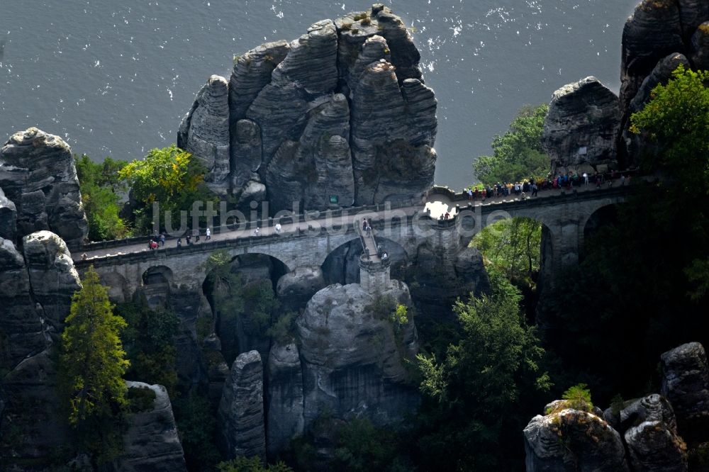 Rathen aus der Vogelperspektive: Brückenbauwerk der Basteibrücke vom Ferdinandstein in Rathen im Bundesland Sachsen