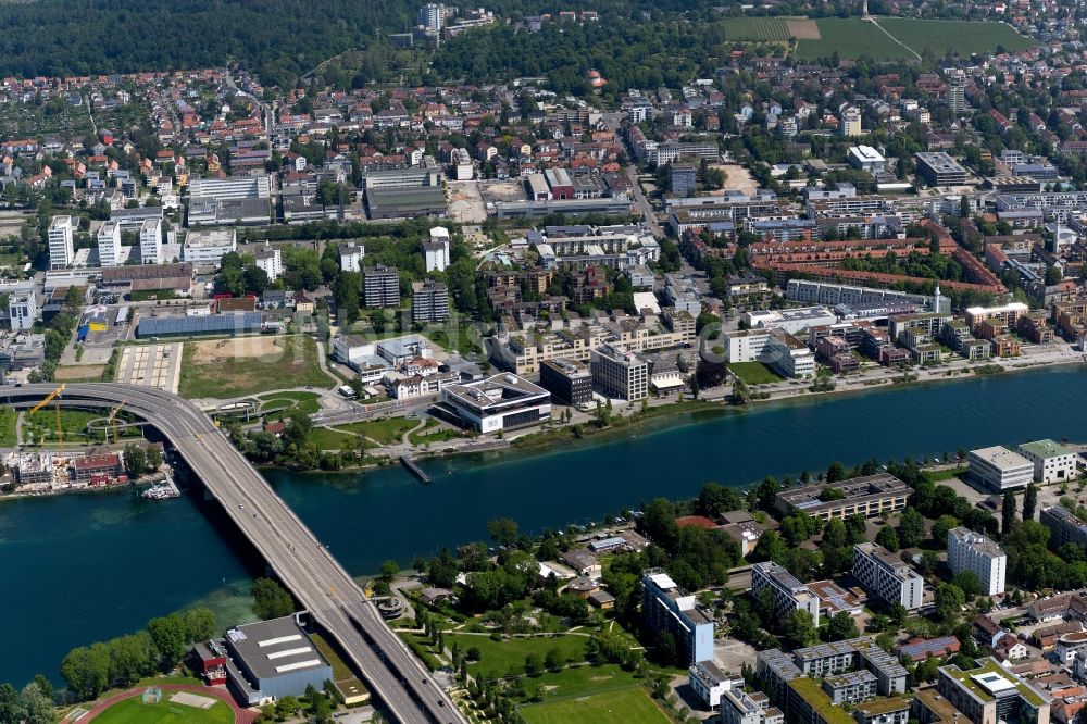 Konstanz von oben - Brückenbauwerk über den Fluß Rhein in Konstanz im Bundesland Baden-Württemberg, Deutschland