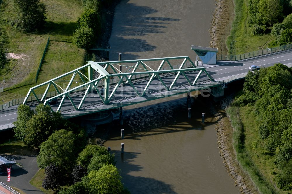 Luftaufnahme Bremerhaven - Brückenbauwerk über die Geeste an der Grimsbystraße in Bremerhaven im Bundesland Bremen, Deutschland