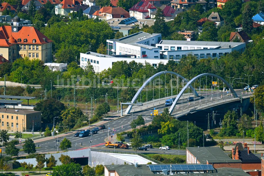 Luftaufnahme Dessau - Brückenbauwerk über die Gleis- Streckenführung der Bahn Bahnhofsbrücke in Dessau im Bundesland Sachsen-Anhalt, Deutschland