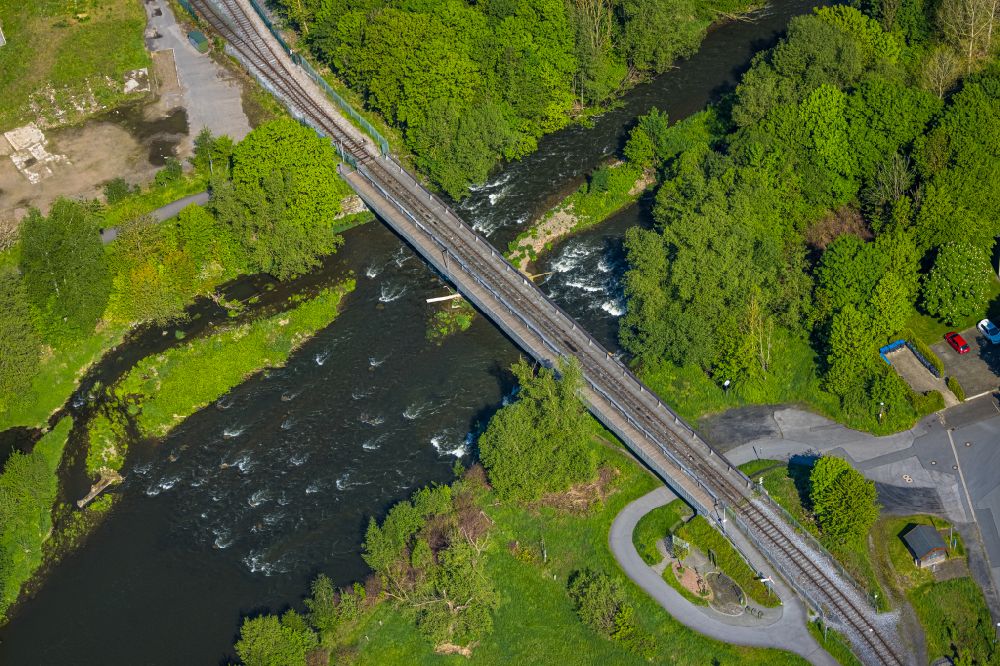Arnsberg von oben - Brückenbauwerk über die Gleis- Streckenführung der Bahn über den Flußverlauf der Ruhr in Arnsberg im Bundesland Nordrhein-Westfalen, Deutschland
