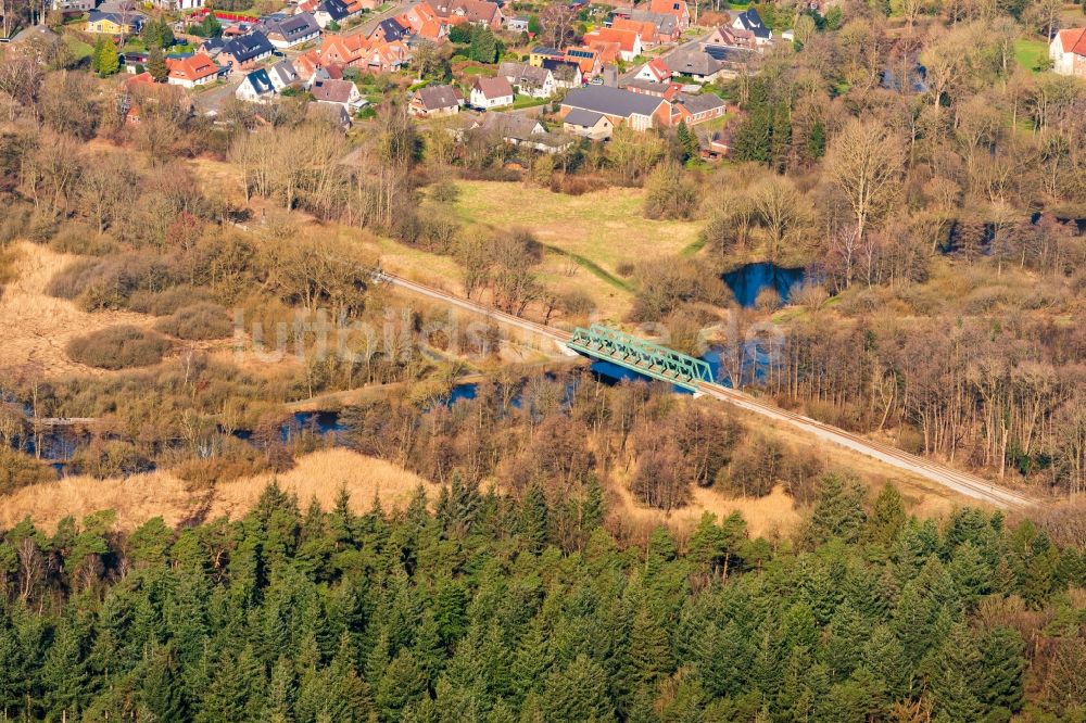 Luftaufnahme Bremervörde - Brückenbauwerk über die Gleis- Streckenführung der Bahn über die Oste in Bremervörde im Bundesland Niedersachsen, Deutschland