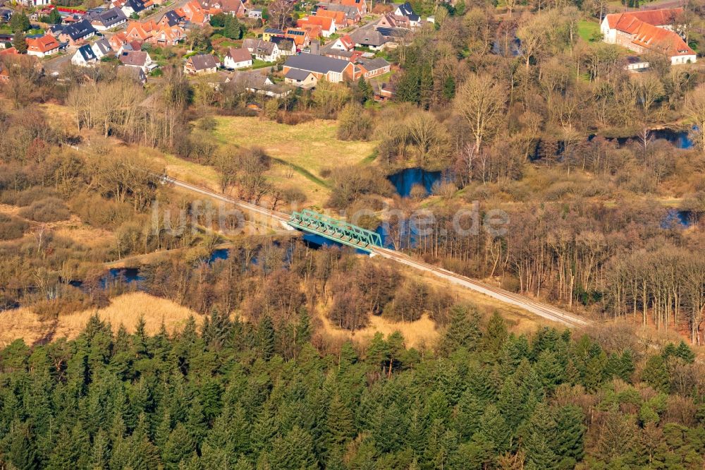 Bremervörde von oben - Brückenbauwerk über die Gleis- Streckenführung der Bahn über die Oste in Bremervörde im Bundesland Niedersachsen, Deutschland