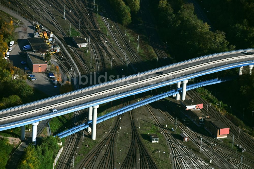 Saarbrücken aus der Vogelperspektive: Brückenbauwerk über die Gleis- Streckenführung der Bahn Johannisbrücke in Saarbrücken im Bundesland Saarland, Deutschland