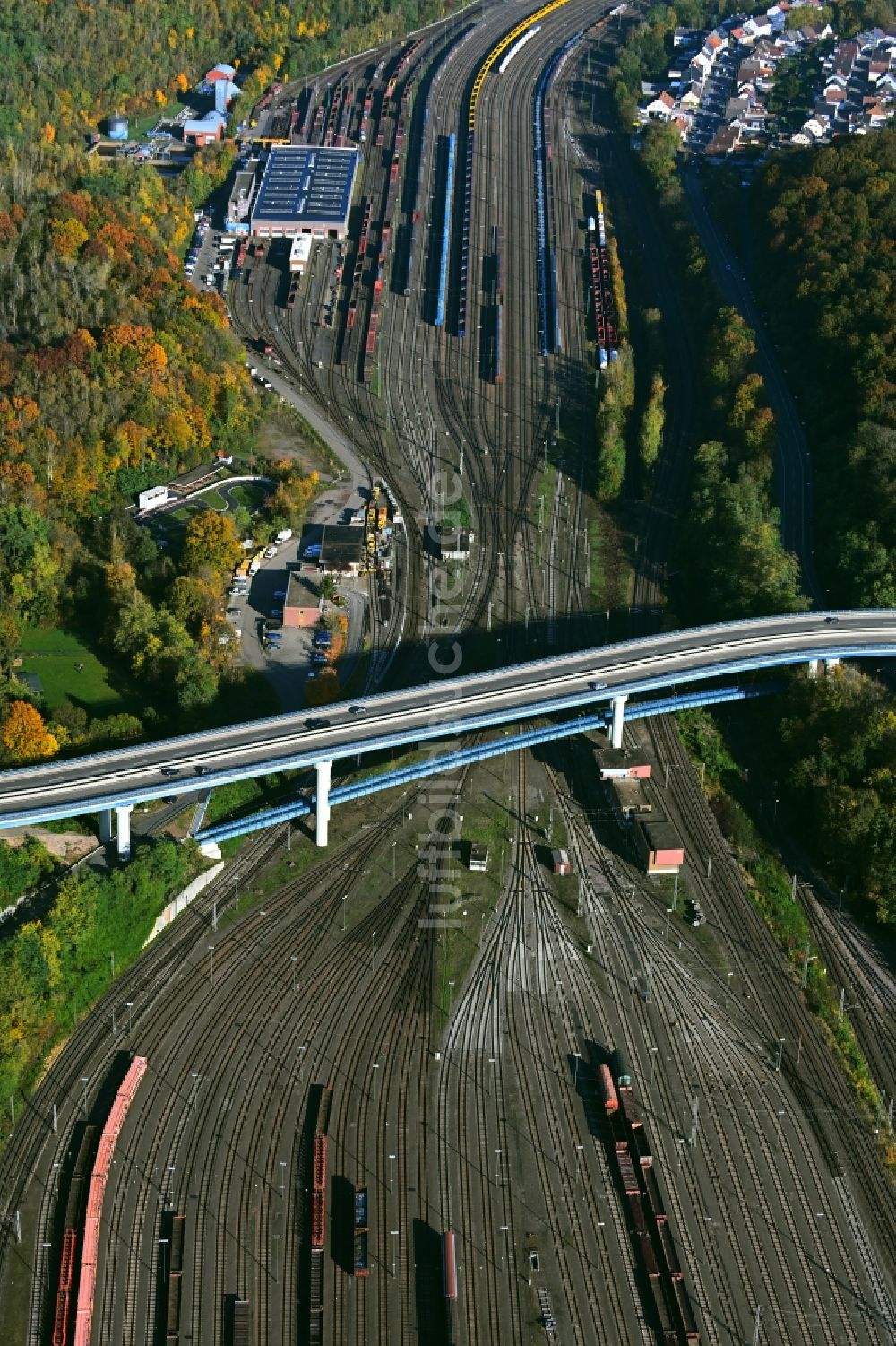 Saarbrücken von oben - Brückenbauwerk über die Gleis- Streckenführung der Bahn Johannisbrücke in Saarbrücken im Bundesland Saarland, Deutschland