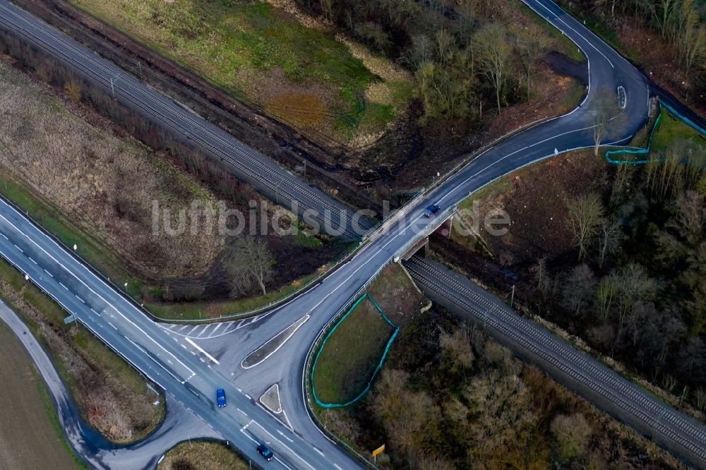 Luftbild Neu-Eichenberg - Brückenbauwerk über die Gleis- Streckenführung der Bahn in Neu-Eichenberg im Bundesland Hessen, Deutschland