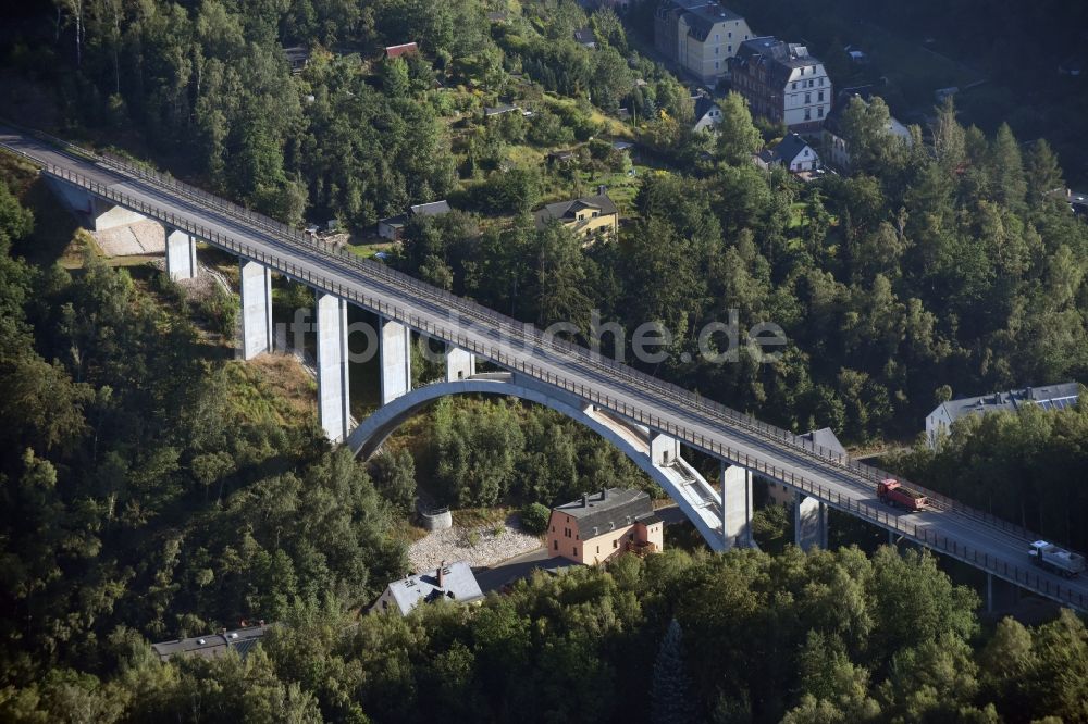 Aue aus der Vogelperspektive: Brückenbauwerk über dem Muldental in Aue im Bundesland Sachsen