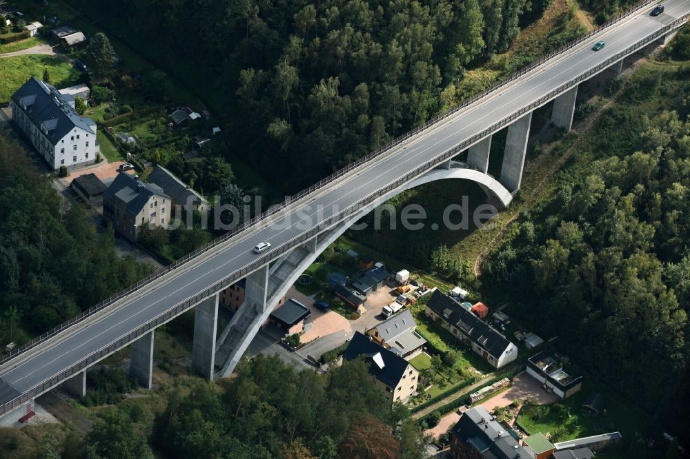 Luftbild Aue - Brückenbauwerk über dem Muldental in Aue im Bundesland Sachsen