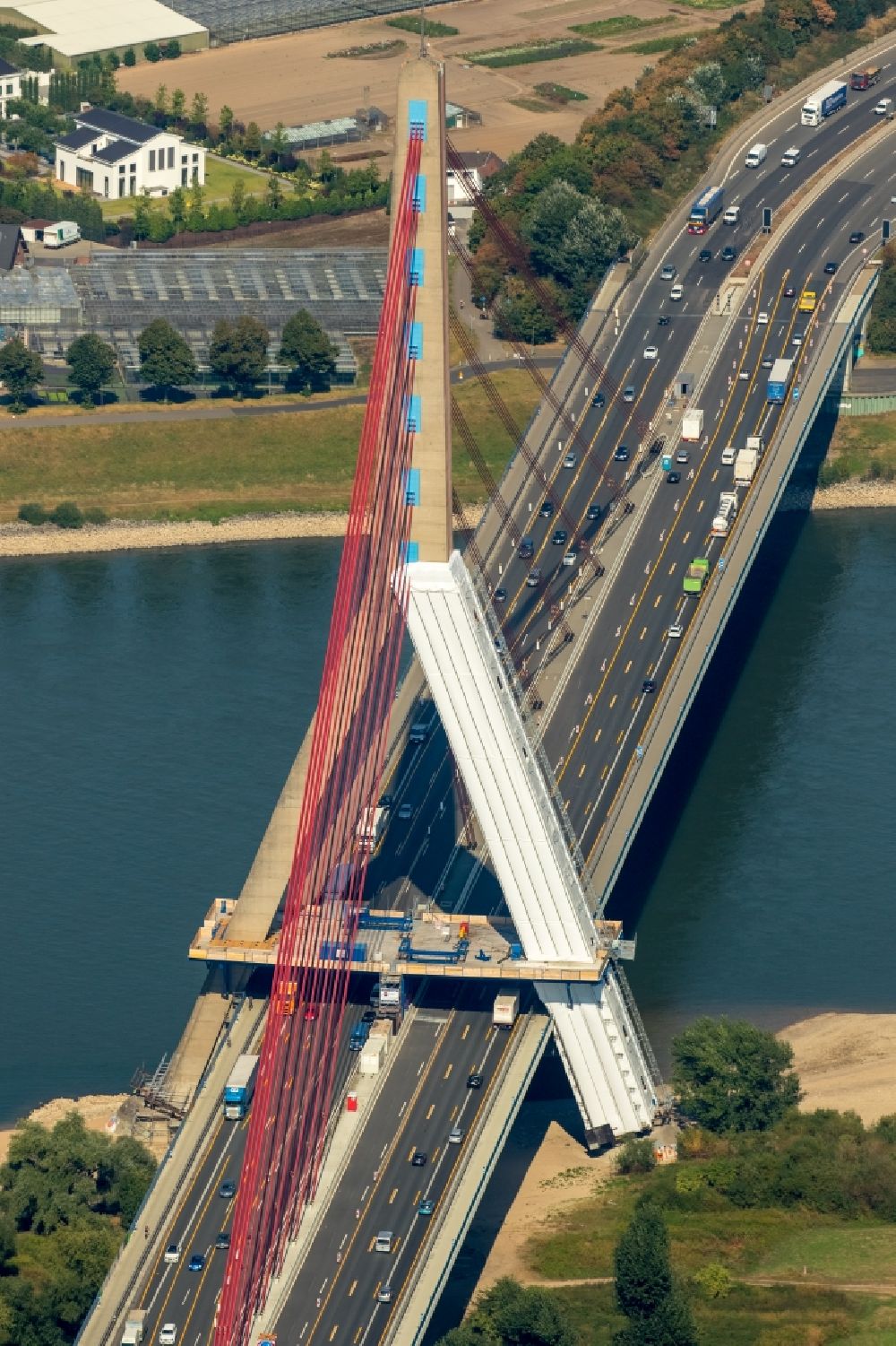 Neuss von oben - Brückenbauwerk über den Rhein in Neuss im Bundesland Nordrhein-Westfalen