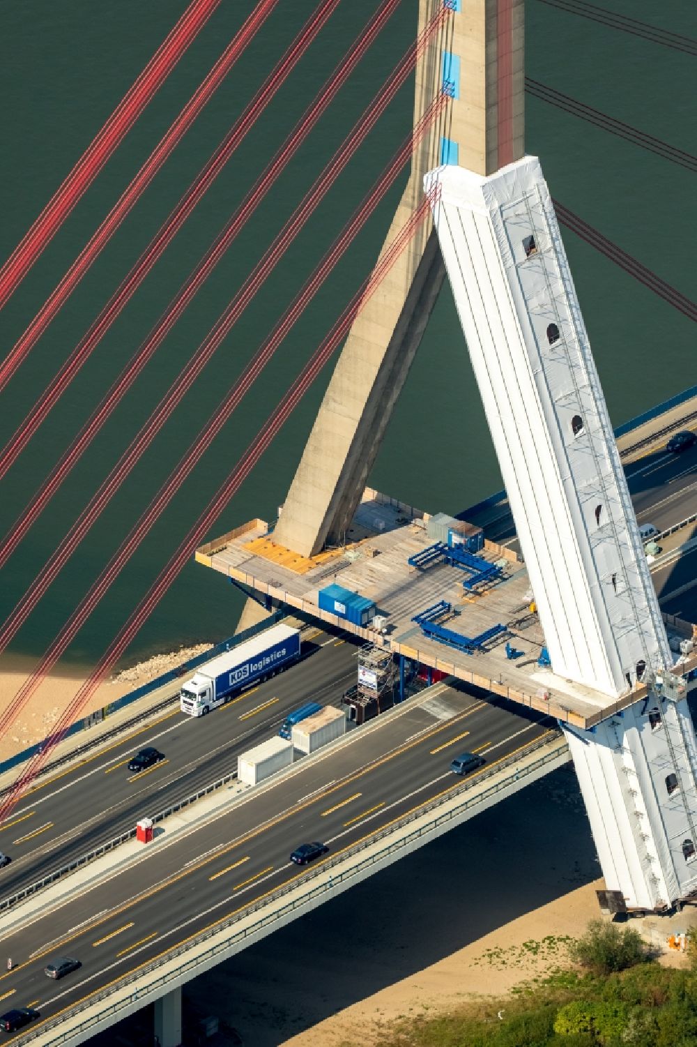 Luftbild Neuss - Brückenbauwerk über den Rhein in Neuss im Bundesland Nordrhein-Westfalen