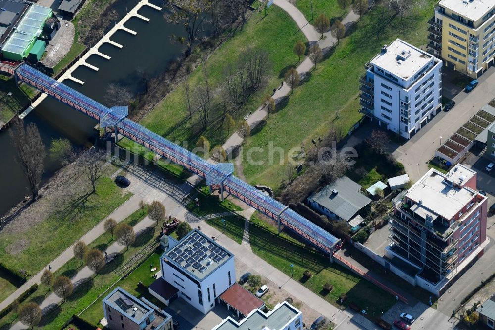 Magdeburg aus der Vogelperspektive: Brückenbauwerk Brücke zum Mückenwirt in Magdeburg im Bundesland Sachsen-Anhalt, Deutschland