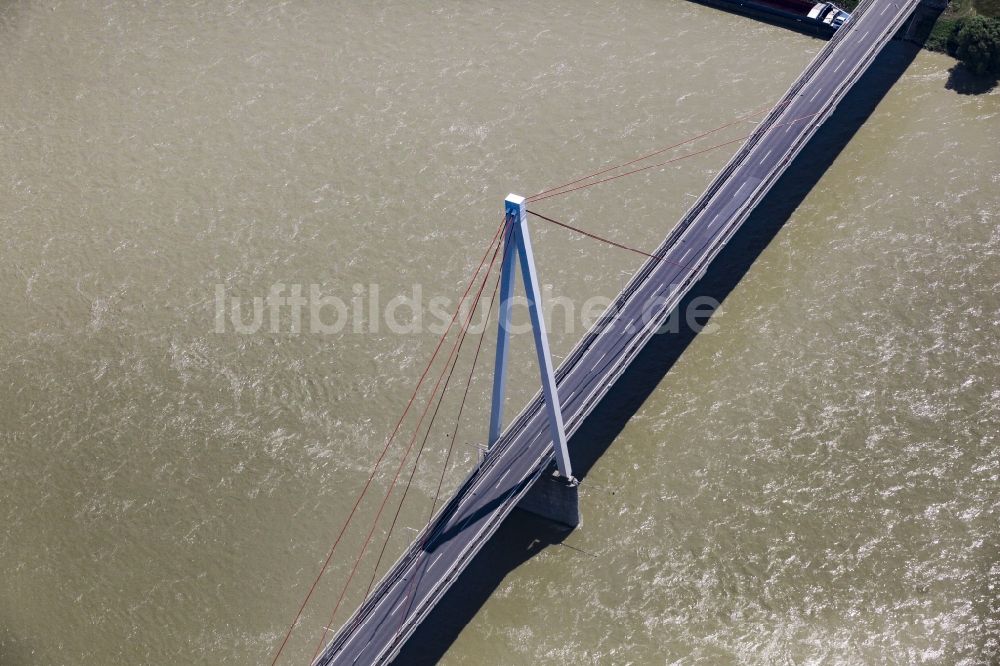 Hainburg an der Donau aus der Vogelperspektive: Brückenbauwerk Donaubrücke bei Hainburg an der Donau in Niederösterreich, Österreich
