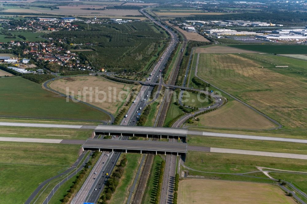 Schkeuditz von oben - Brückenbauwerk entlang der BAB A14 am Gelände des Flughafen Leipzig/Halle in Schkeuditz im Bundesland Sachsen, Deutschland