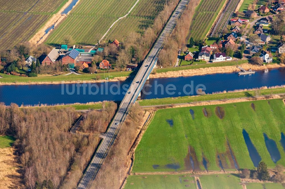 Luftaufnahme Osten - Brückenbauwerk entlang der B495 über die Oste in Osten im Bundesland Niedersachsen, Deutschland