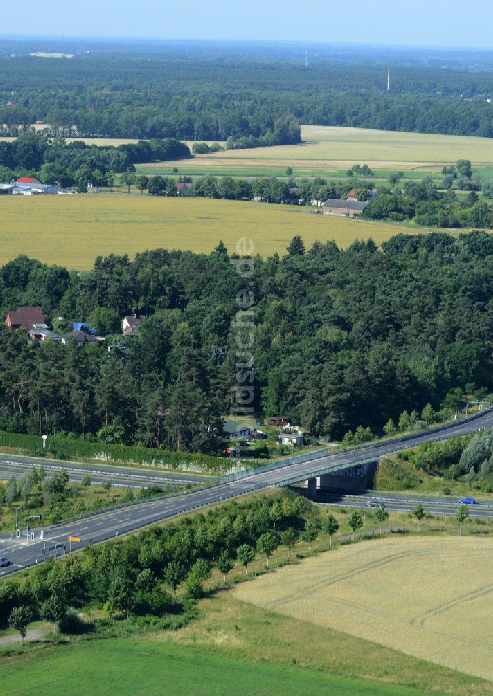 Blankenfelde-Mahlow aus der Vogelperspektive: Brückenbauwerk entlang der B96 in Blankenfelde-Mahlow im Bundesland Brandenburg
