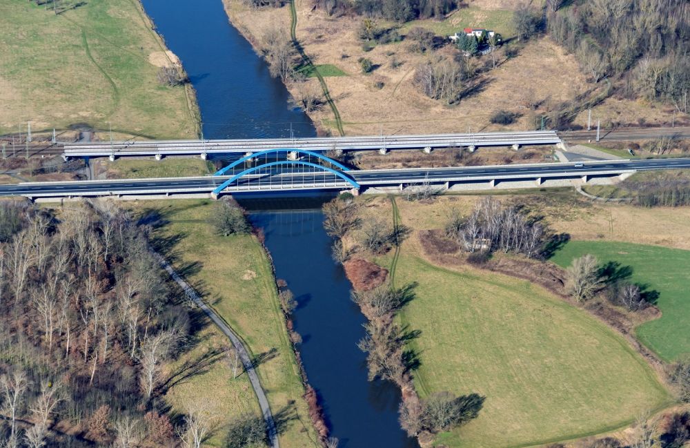 Eilenburg aus der Vogelperspektive: Brückenbauwerk entlang der Bundesstraße 87 über die Mulde in Eilenburg im Bundesland Sachsen, Deutschland