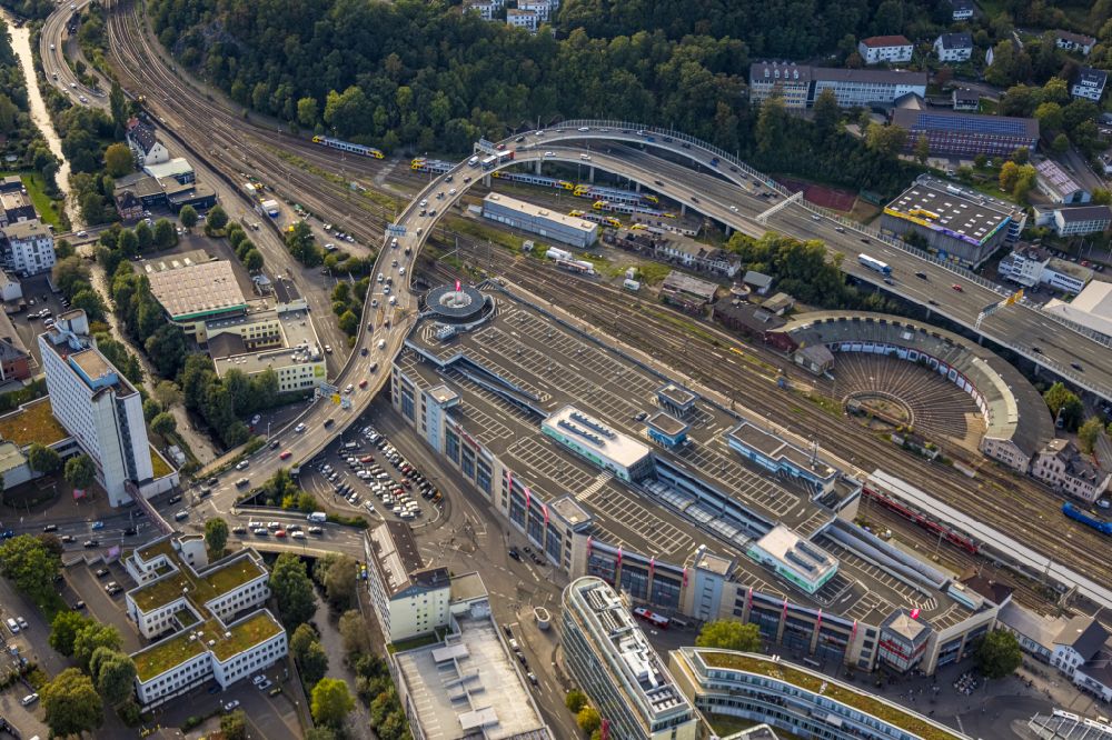 Siegen aus der Vogelperspektive: Brückenbauwerk entlang der Bundesstraße 54 in Siegen im Bundesland Nordrhein-Westfalen, Deutschland