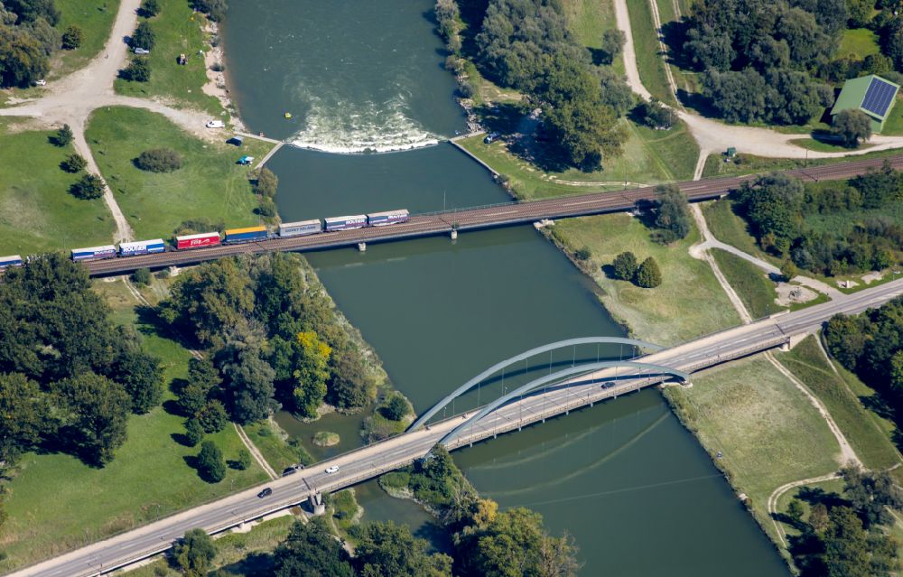 Luftbild Plattling - Brückenbauwerk entlang der Bundesstraßraße 8 ( Isarbrücke ) in Plattling im Bundesland Bayern, Deutschland