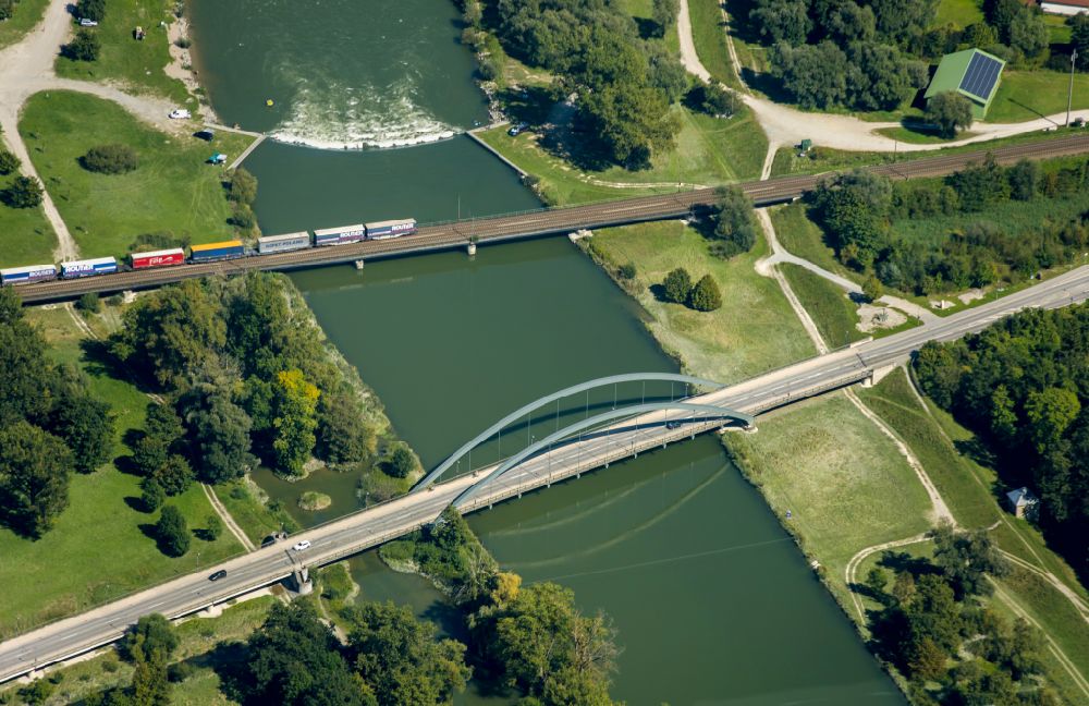Luftaufnahme Plattling - Brückenbauwerk entlang der Bundesstraßraße 8 ( Isarbrücke ) in Plattling im Bundesland Bayern, Deutschland