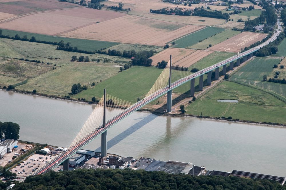 Luftbild Caudebec-en-Caux - Brückenbauwerk entlang der D470 in Caudebec-en-Caux in Normandie, Frankreich