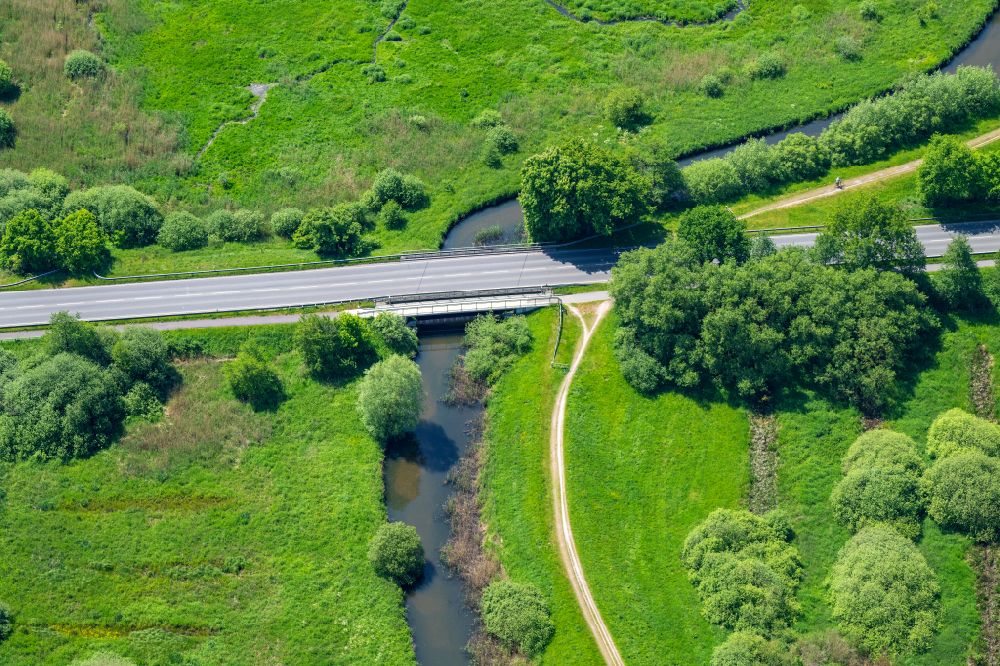 Horneburg aus der Vogelperspektive: Brückenbauwerk entlang der B73 des Flusses die Aue in Horneburg im Bundesland Niedersachsen, Deutschland