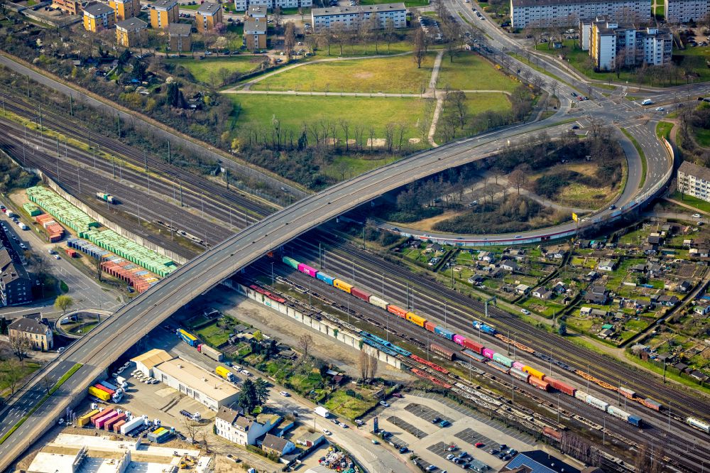 Luftbild Duisburg - Brückenbauwerk entlang der Friedrich-Ebert-Straße über den Schienenverlauf der hiesigen Eisenbahnstrecke im Ortsteil Friemersheim in Duisburg im Bundesland Nordrhein-Westfalen, Deutschland