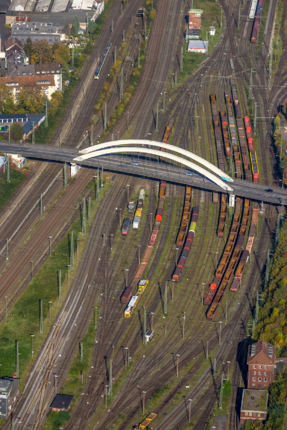 Hagen aus der Vogelperspektive: Brückenbauwerk entlang der Fuhrparkstraße über die Gleisanlagen in Hagen im Bundesland Nordrhein-Westfalen, Deutschland