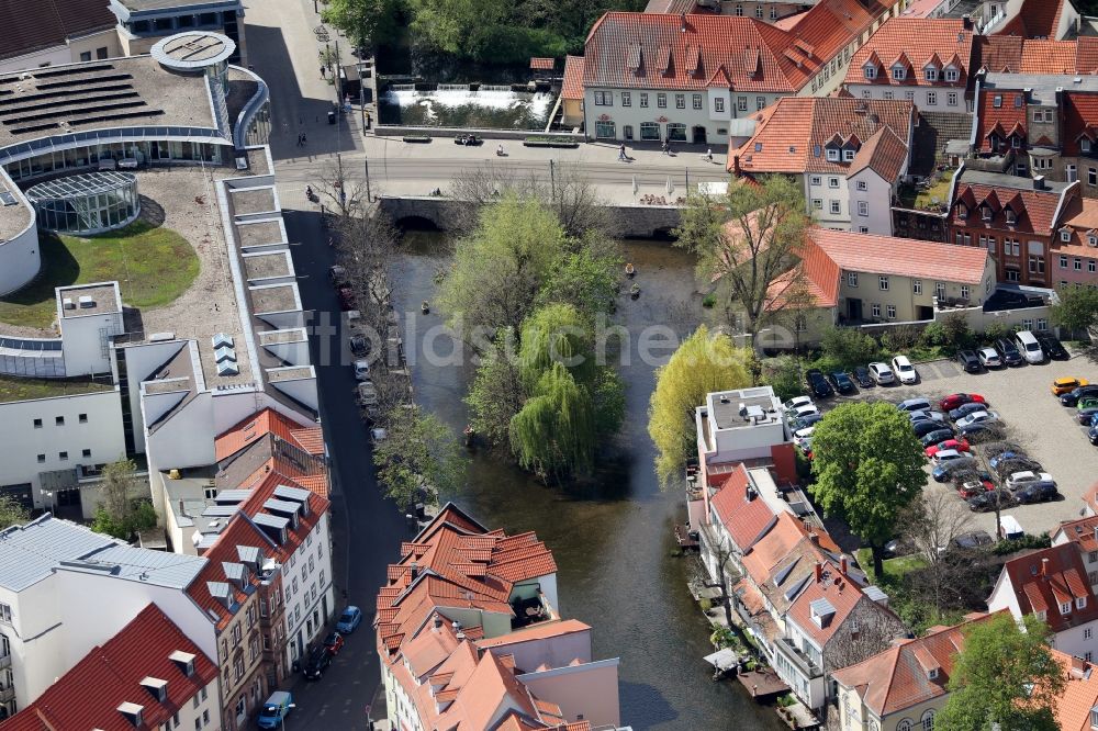 Luftaufnahme Erfurt - Brückenbauwerk entlang der Gera im Ortsteil Altstadt in Erfurt im Bundesland Thüringen, Deutschland