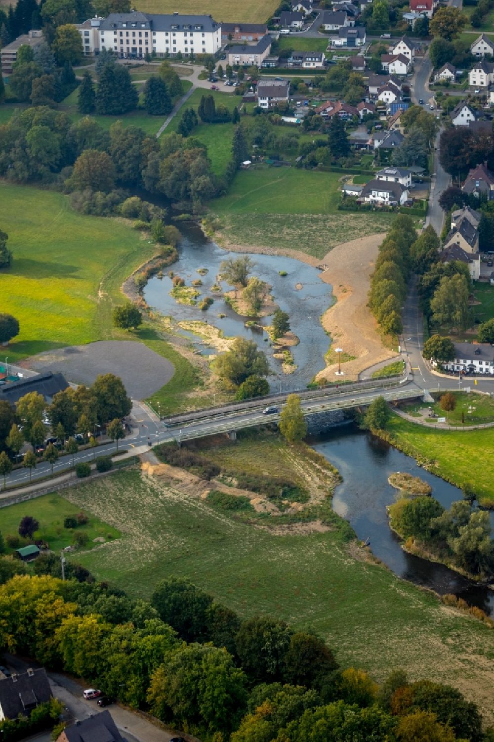 Luftaufnahme Oeventrop - Brückenbauwerk entlang der Glösinger Straße in Oeventrop im Bundesland Nordrhein-Westfalen, Deutschland