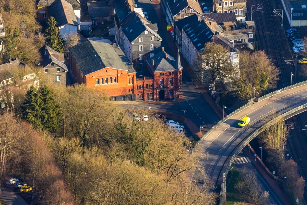 Luftbild Velbert - Brückenbauwerk entlang der Dr. Hans-Karl-Glinz-Straße mit Blick auf einen historischen Altbau an der Krankenhausstraße im Ortsteil Langenberg in Velbert im Bundesland Nordrhein-Westfalen, Deutschland